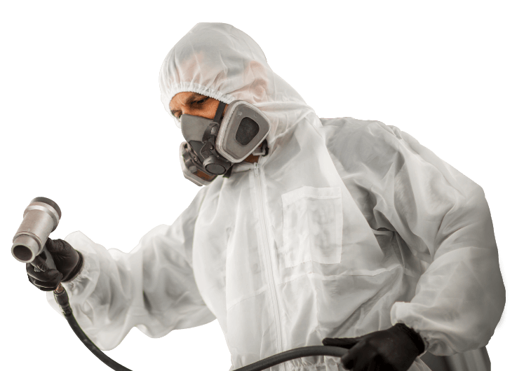 Lackierer in Schutzanzug und Lackierpistole